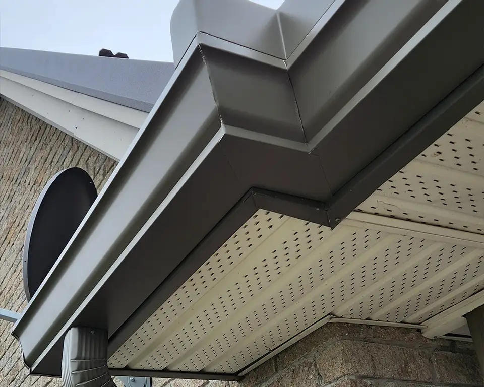 Eavestrough installation photo 6